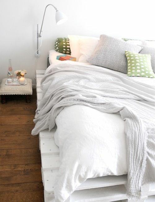 huonekalut puulavat sängynpääty valkoinen vuodevaatteet