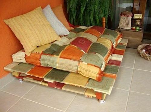 huonekalut puulavat istuintyynyt tyynyt kangaspäällystetty värikäs