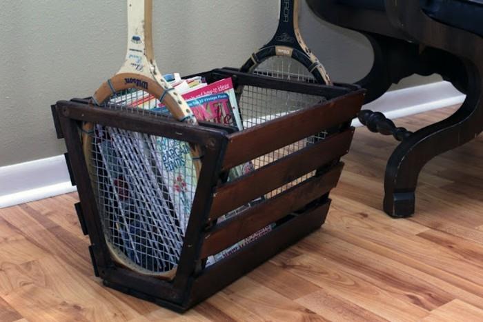 rakenna oma huonekalujen toimiva säilytyskori, jossa on tennismailat