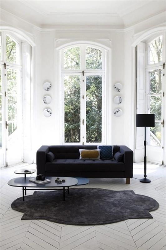 Huonekalut kuuluisilta suunnittelijoilta olohuoneen valkoiset puupaneelit