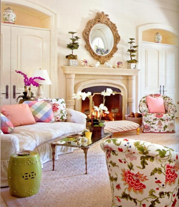 huonekalut olohuoneen sohvalla kukkakuviolla