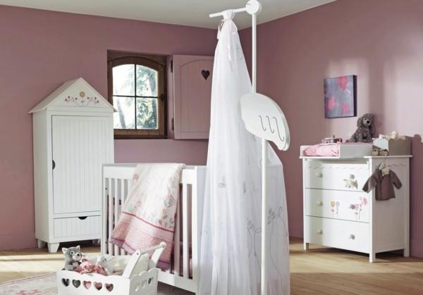 tyttö vauvan huone värilliset seinät vaaleanpunainen sävy puulattia valkoiset huonekalut
