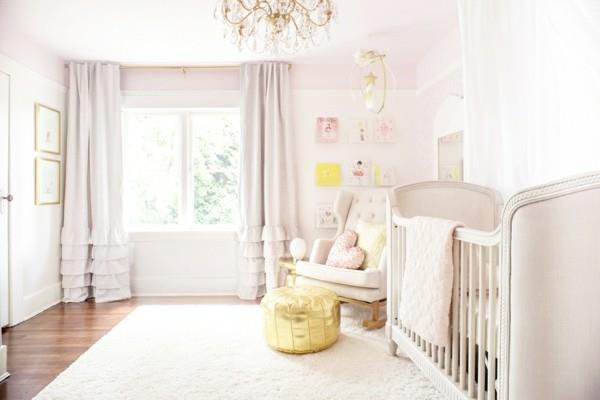 tyttöjen vauvan huone vaaleanpunaiset sävyt kultaiset aksentit