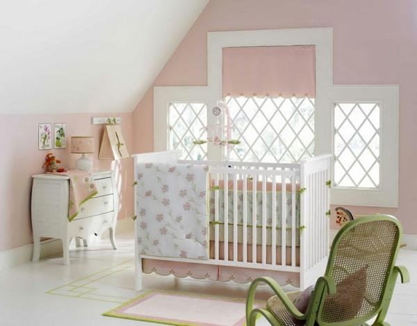 tyttöjen vauvan huone vaaleanpunaiset seinät vihreitä aksentteja
