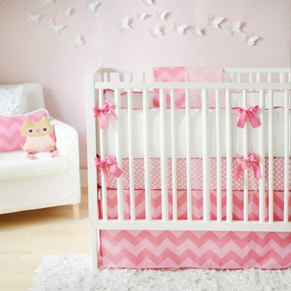 tyttö vauvan huone vaaleanpunainen valkoinen väri duo nojatuoli