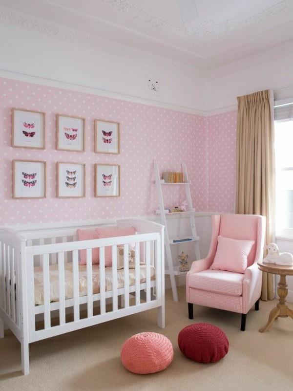 tyttö vauvan huone seinän koristelu vaaleanpunainen tapetti beige verhot