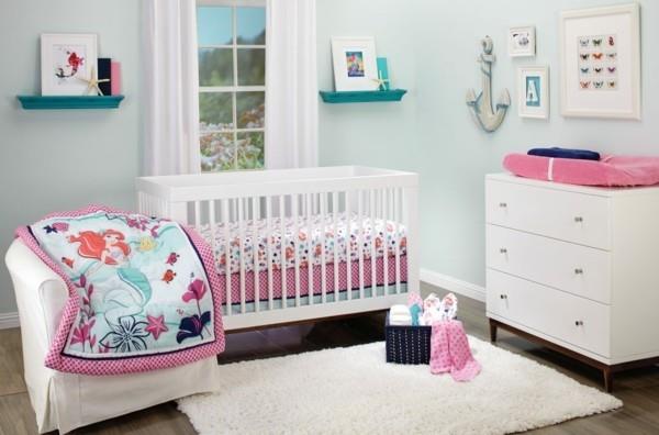 tyttö vauvan huone valkoiset huonekalut valkoinen matto vaaleanpunainen elementtejä