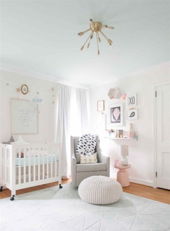 tyttö vauvan huone valkoiset seinät matto vaaleanharmaa nojatuoli