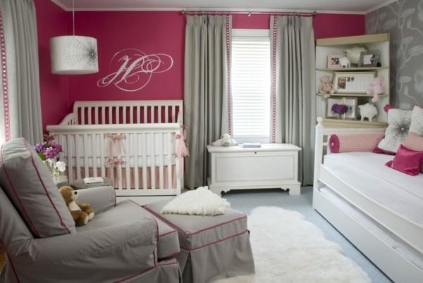 tyttöjen vauvan huone valkoinen muotoilu vaaleanpunainen aksentti harmaa nojatuoli