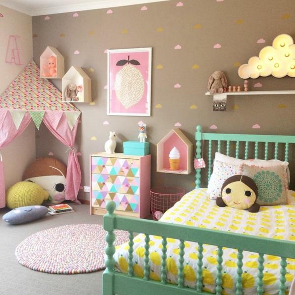 tyttöjen huoneen suunnittelu koristavat vihreän sängyn väriset seinät