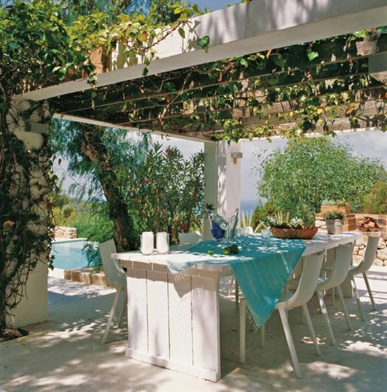 Välimeren maisemointi ruokailutila ruokapöytä viiniköynnös lehtimaja puutarha -allas