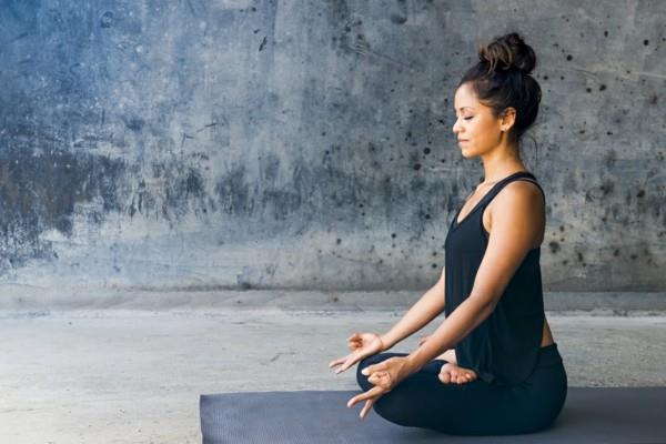 meditaatiojooga, joka auttaa selkäkipuja vastaan