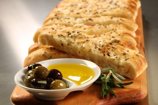 Välimeren ruokavalio focaccia rosmariini oliiveja