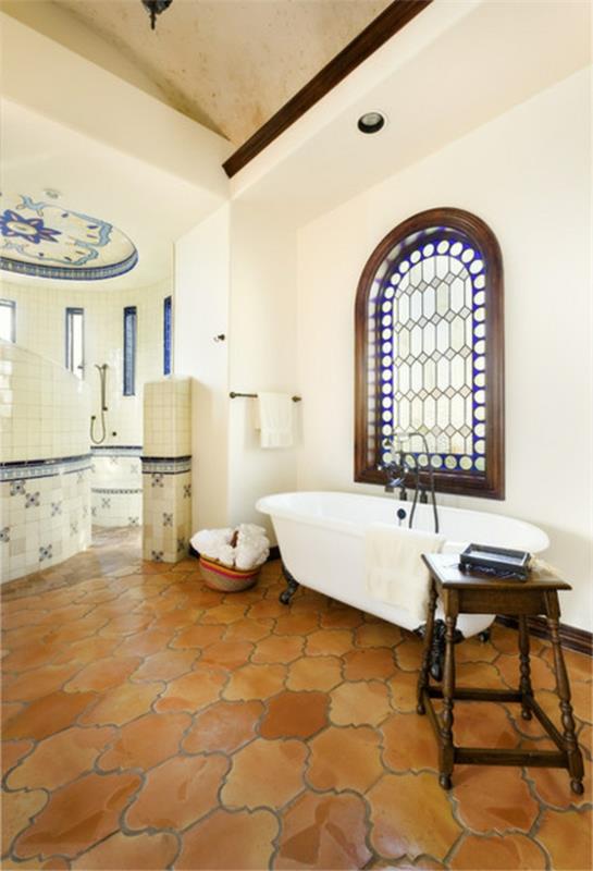 Välimeren tyylikkyys talossa vapaasti seisova kylpyamme terrakottalattiat
