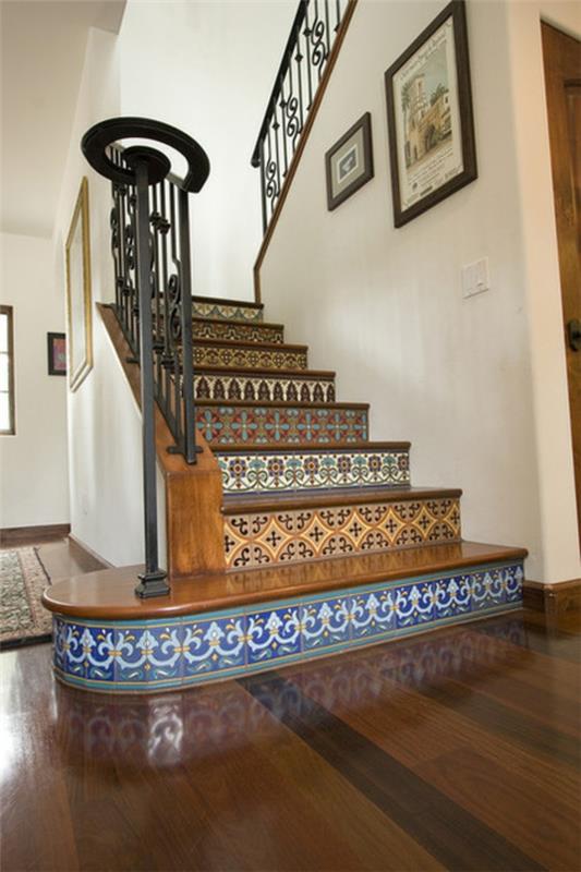 Välimeren tyylikkyyttä talon portaissa kauniilla koristelaatoilla