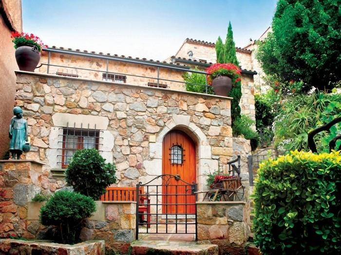 Välimeren puutarhan suunnittelu kaunis talon julkisivu