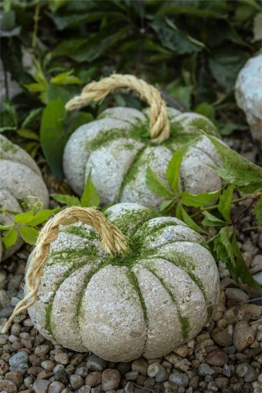 useita keinotekoisia paloja Halloween -kurpitsaa