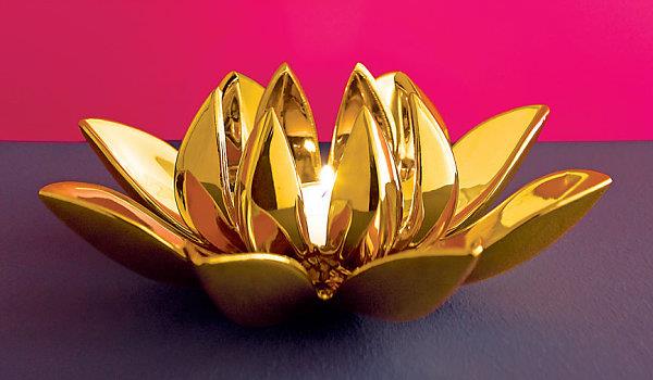 metallinen kiilto sisustuksessa kultainen kynttilänjalka lootuksen muodossa