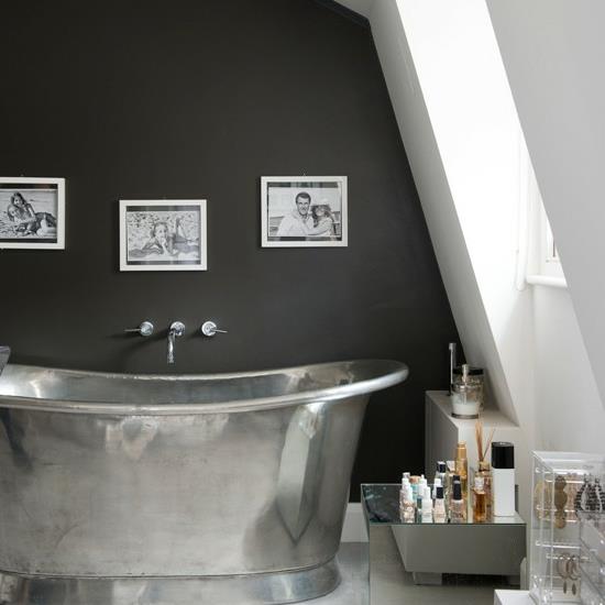 metallinen kylpyamme musta seinäkylpyhuone