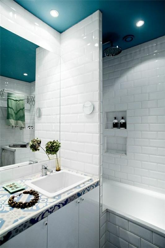 metro laatat kylpyhuone värillinen katto