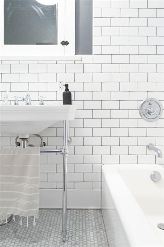 metrolaatat kylpyhuone valkoiset seinät vaaleanharmaa lattia