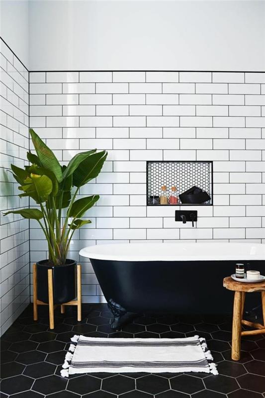 metrolaatat kylpyhuone valkoiset seinälaatat kauniit lattialaatat musta vapaasti seisova kylpyamme
