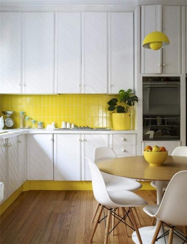 metrolaatat keltaiset seinälaatat keittiö puulattia valkoiset keittiökaapit
