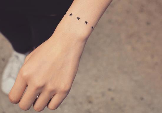 mikro rannekoru tatuointi tähteä