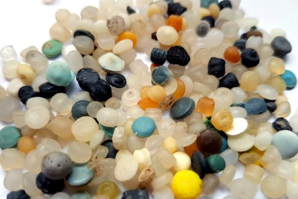kosmetiikan mikromuovit ovat vaarallisia luonnolle ja ihmisille