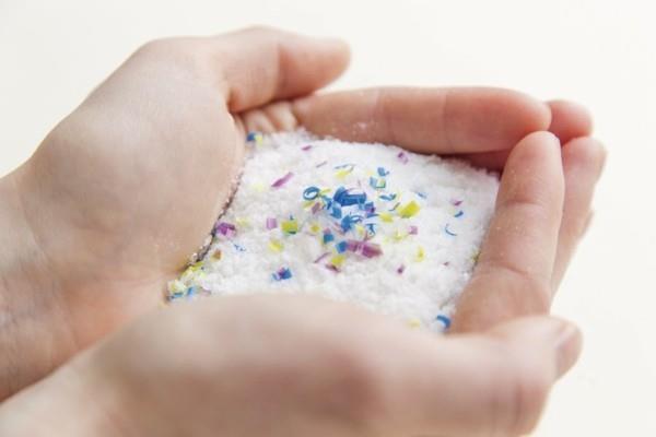 kosmetiikan mikromuovit ovat haitallisia ihmisille ja luonnolle