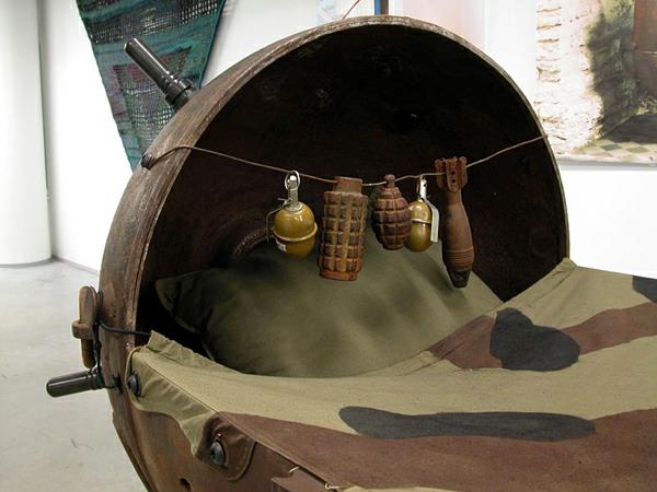 kaivoskalusteet suunnittelee sotilaallisen kaivoksen sängyn rattaiden leluja