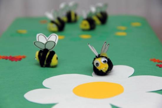 tee pieniä mehiläisiä lasten kanssa putkenpuhdistusaineista