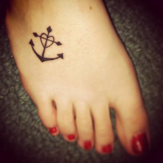 mini usko rakkaus toivo tatuointi jalka