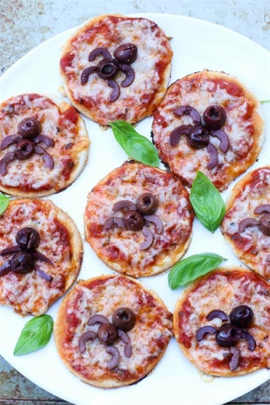mini pizza täytteet ideoita halloween hämähäkit oliiveja