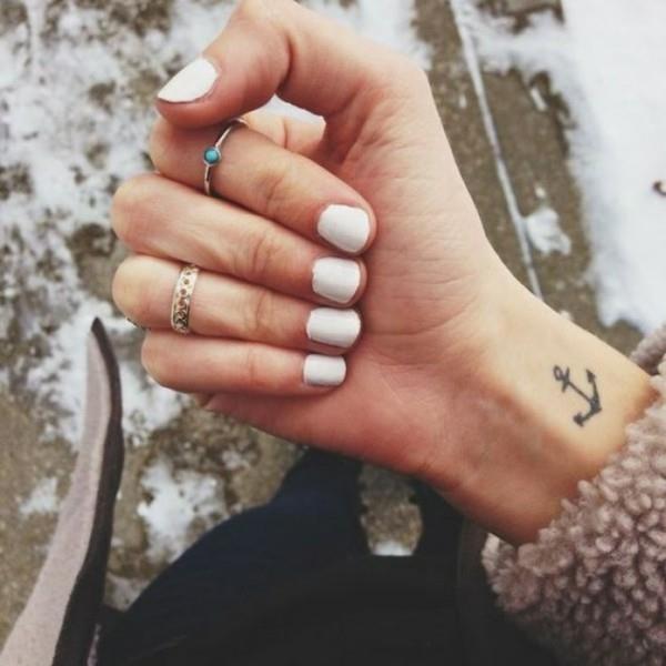 mini -tatuoinnit naiset ankkuroivat tatuoinnin ranteeseen