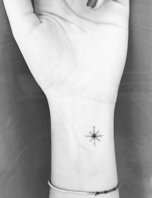 mini -tatuoinnit naisten tähtirannetatuointiideoita