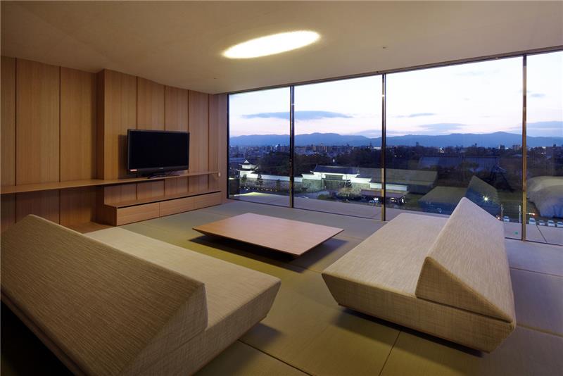 minimalistinen design olohuone puinen pöytä suuret ikkunat