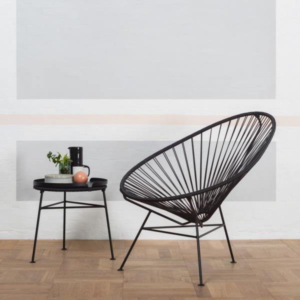 minimalistinen sisustus acapulco -tuolin sivupöydällä