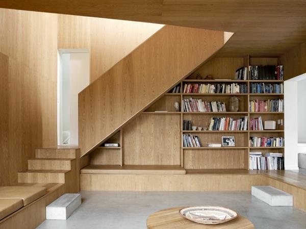 minimalistisesti suunniteltu kesäasunto kirjahyllyt portaat