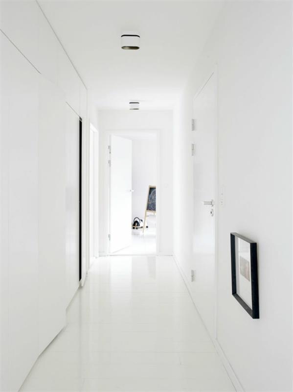 minimalistinen kesäasunto -käytävä valkoinen