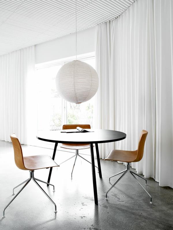 minimalistisesti suunniteltu kesäasunto pöytä puinen tuoli riippuvalaisin