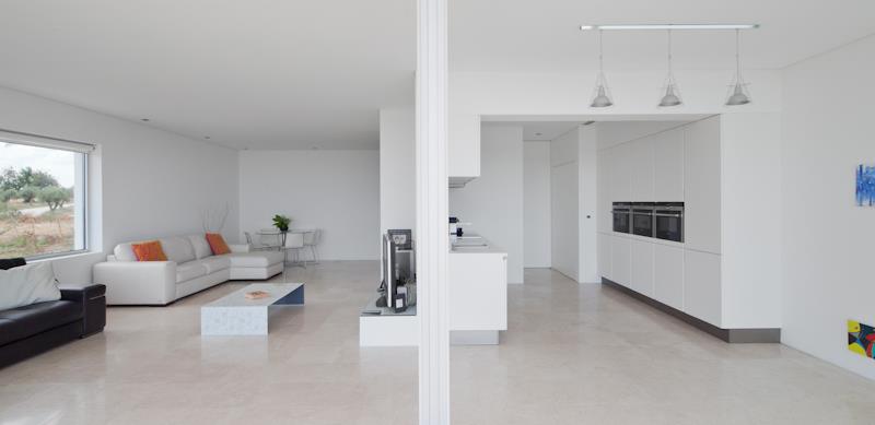 minimalistinen keittiö olohuone moderni valkoinen