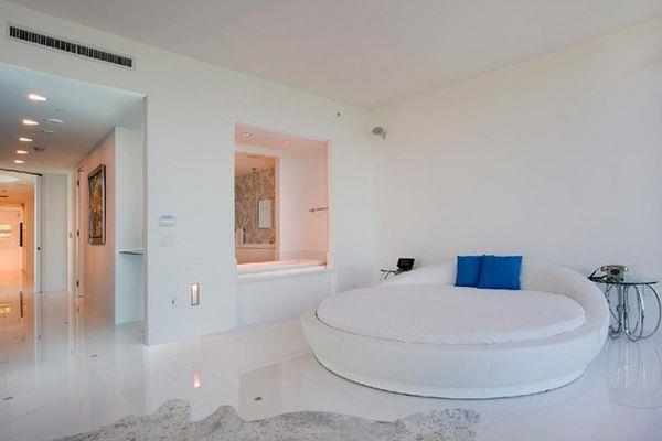 minimalistinen pyöreä sänky makuuhuone valkoinen lattia kiiltävä