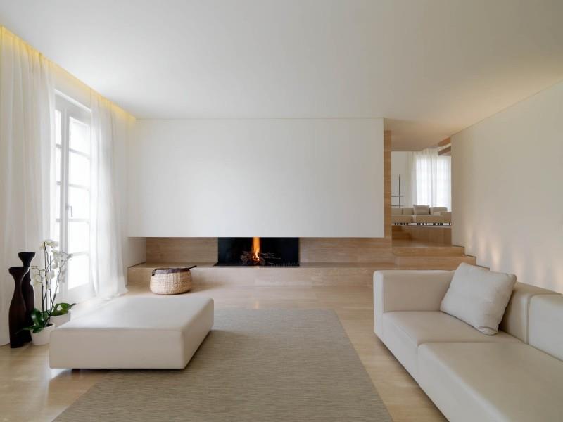 minimalistinen valkoinen olohuone mukavasti rentouttava