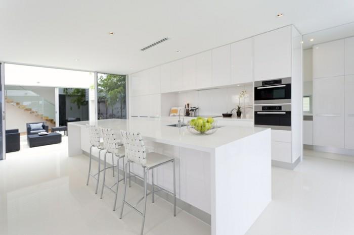 minimalistinen elävä minimalistinen keittiö valkoiset keittiökaapit