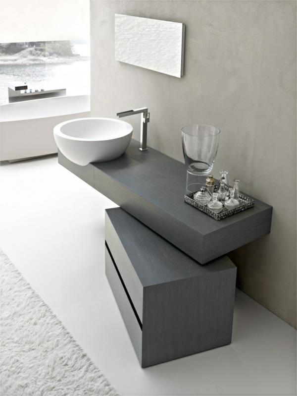 minimalistiset kylpyhuoneideat kylpyamme puu pohjakaappi harmaa