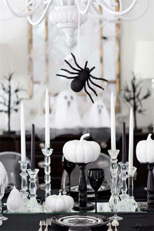 minimalistinen halloween -pöydän koristelu hämähäkillä ja valkoisilla kurpitsilla