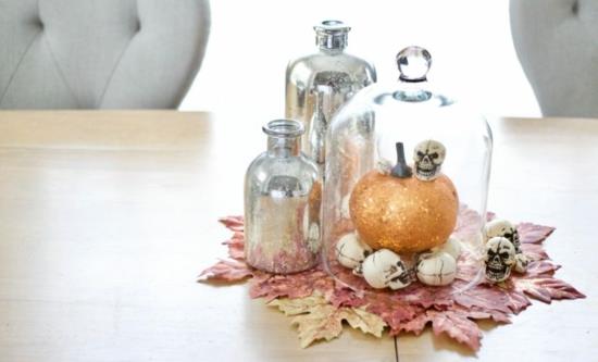 minimalistinen syksyinen pöytäkoriste halloweenille syksyn lehdillä kalloja kurpitsa