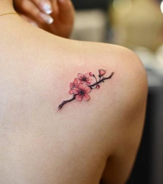 minimalistinen kirsikankukka tatuointi
