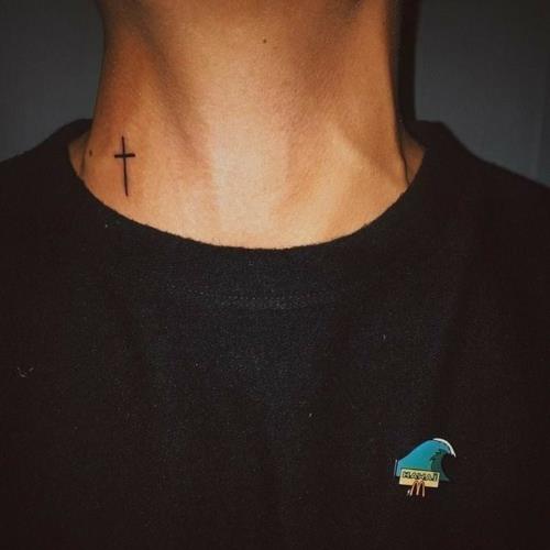 minimalistiset pienet tatuoinnit miehet ristissä kaulassa